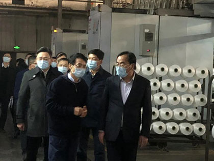 Shaoxing Belediye Parti Komitesi Sekreteri Ma Weiguang ve partisi, Shaoxing'de kalan çalışanlara başsağlığı dilemek için grubun bir yan kuruluşu olan AIA Polyester Company'ye gitti.